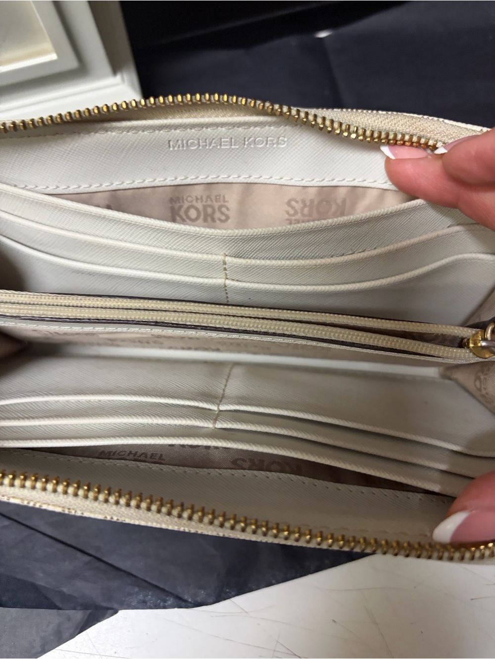 Michael Kors Beige Signature Zip Wallet with Gold Plate - Picture 5 of 6